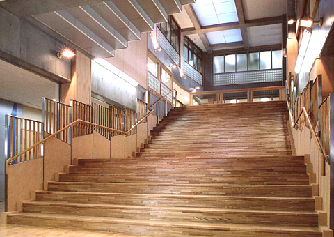 真鍋小学校　ホール階段